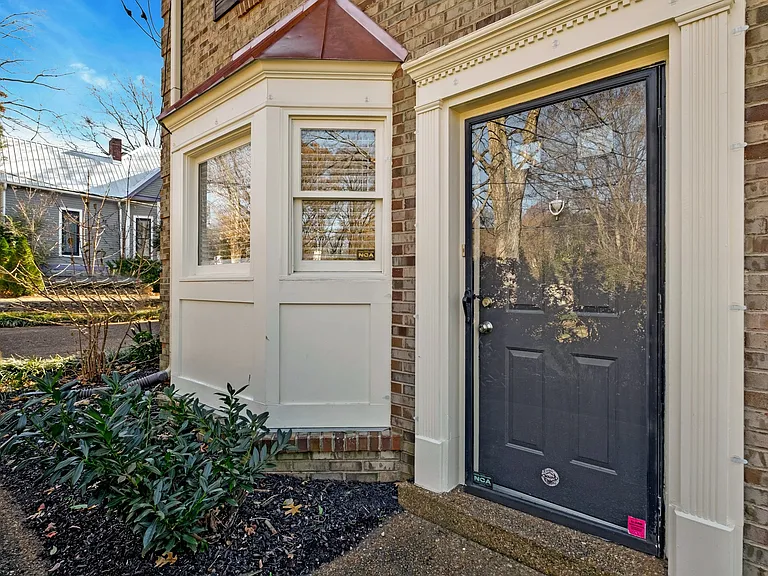 1005 Glendale Ln — Photo 3