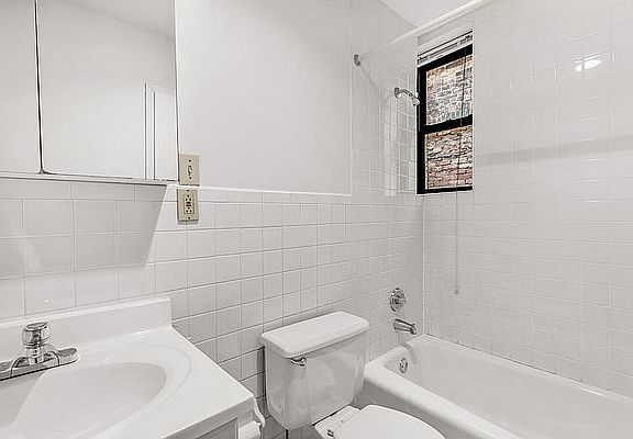 5th image of 221 E 33rd St APT 2D