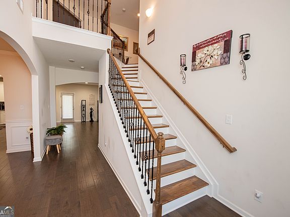 3rd image of 125 Amberley Ct