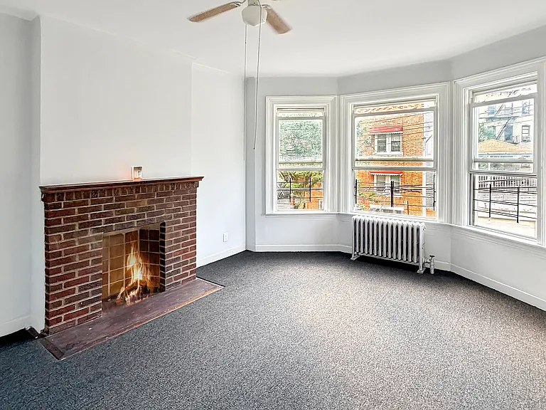 LIVING ROOM (UN-STAGED)