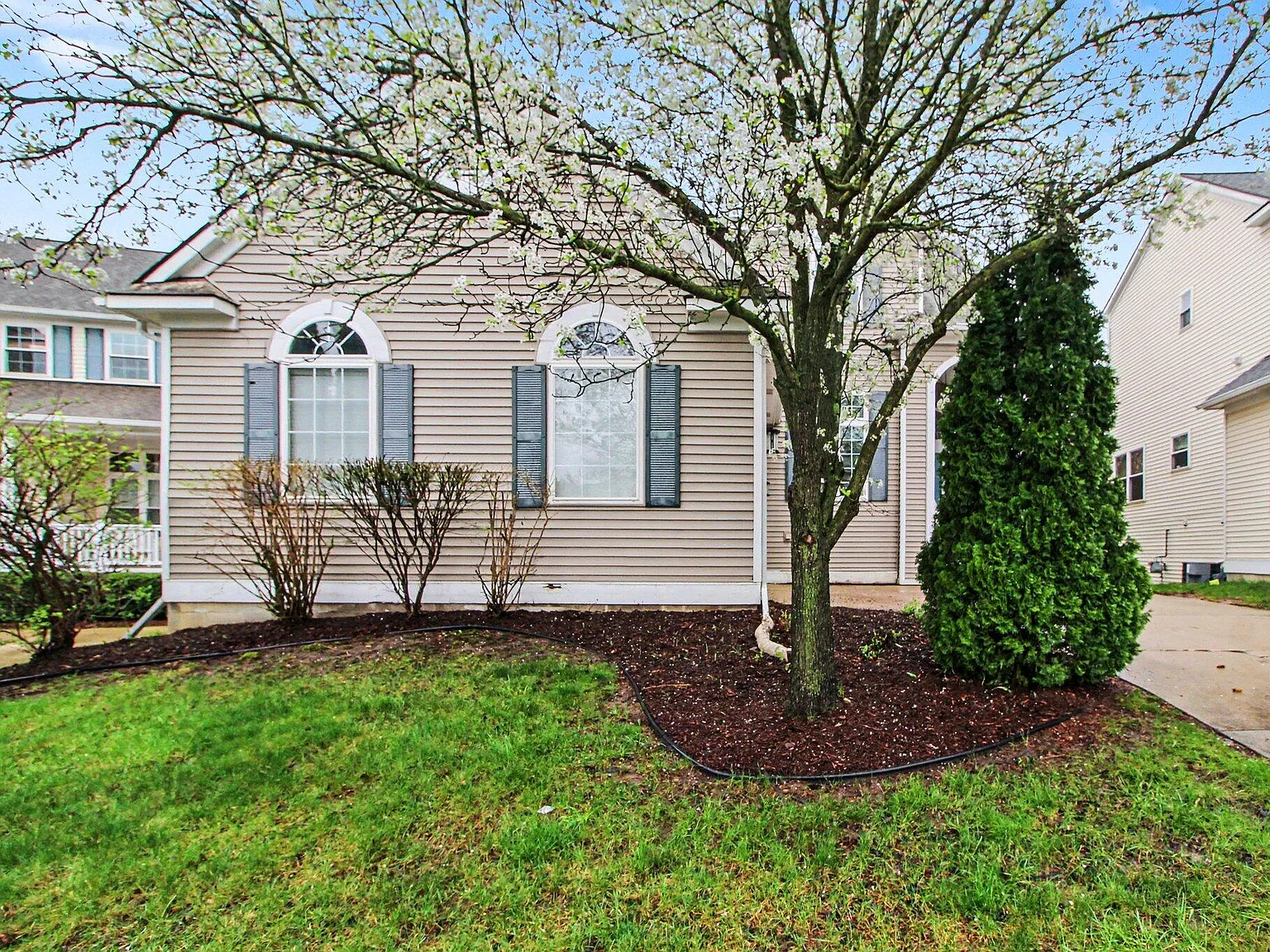 3 bed, 2.5 bath, 2417 sqft, $3,200 — Photo 2
