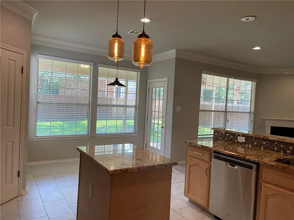 4 bed, 2.5 bath, 2349 sqft, $2,300 — Photo 4