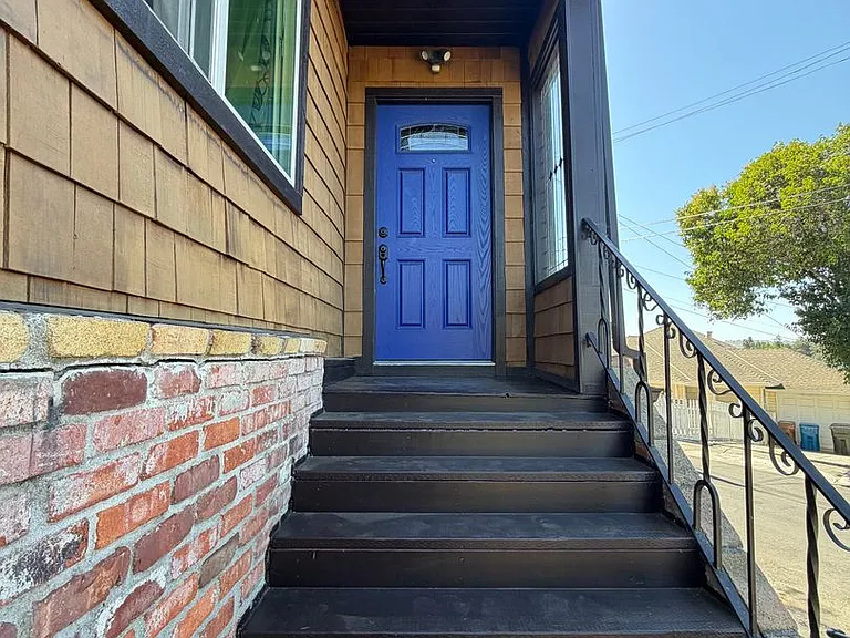 2329 Scenic Ave — Photo 2
