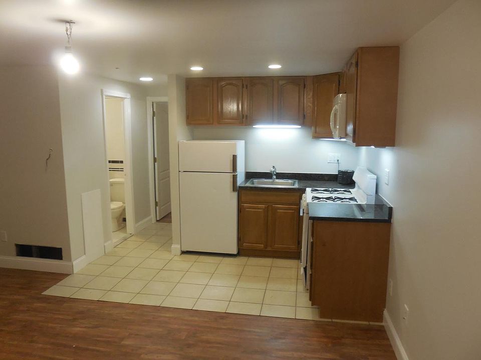 new kitchen, w/ solid wood cabinets, granite counter top, un