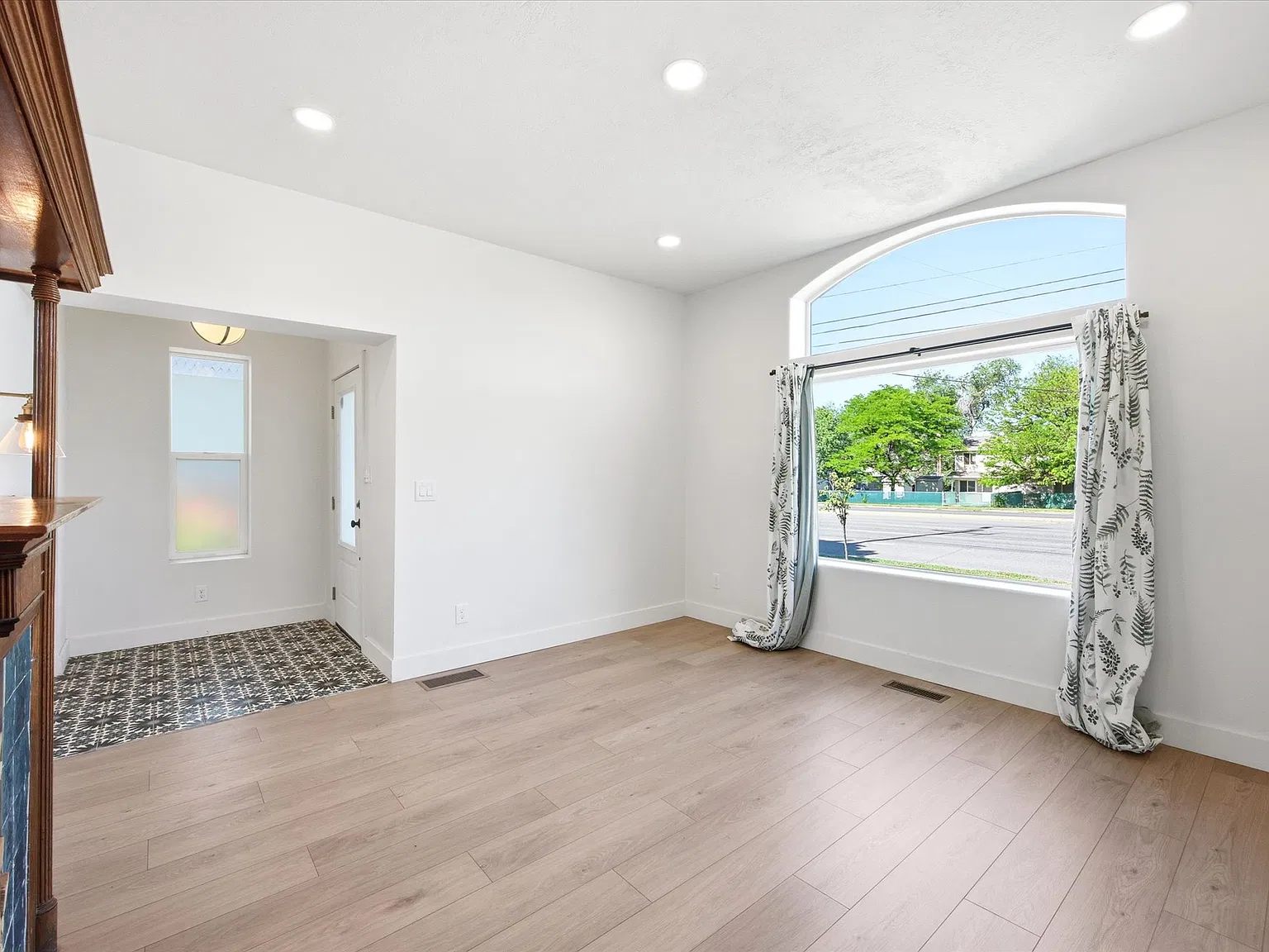 4 bed, 3.5 bath, 3060 sqft, $4,000 — Photo 2