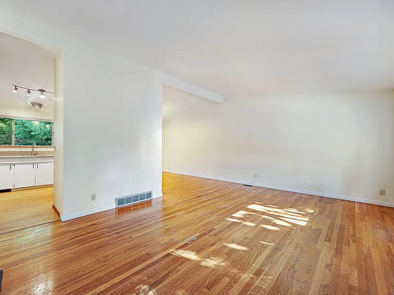 8700 25th Ave NE — Photo 3