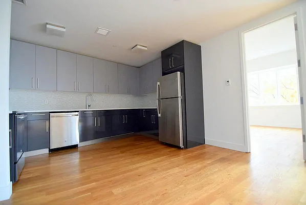 Rented by Safdie Realty Group | media 48