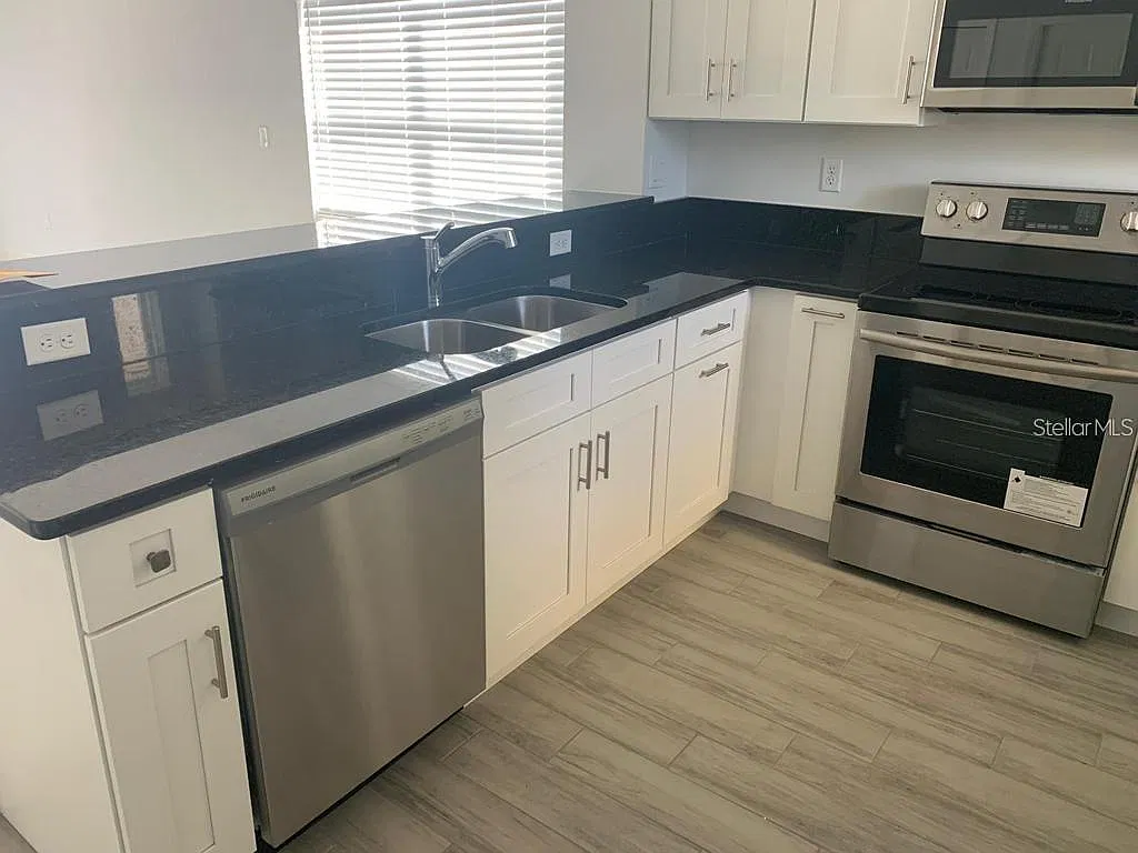 3 bed, 3.0 bath, 1595 sqft, $1,980 — Photo 4