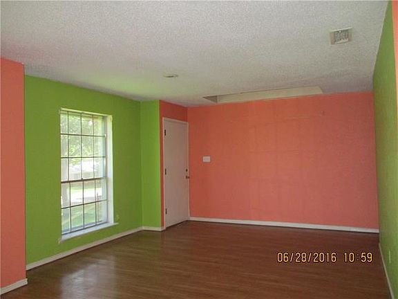 5th image of 921 Hampshire St
