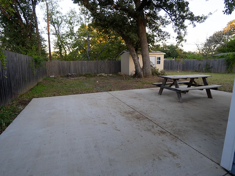 1004 Russell Ln — Photo 6