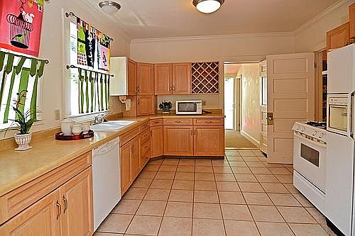 3rd image of 1233 E Bryan Ave