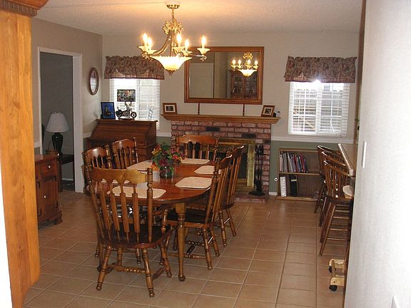 Dininig room with fire place