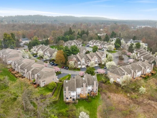 27 Stonehedge Rd, Long Hill Twp., NJ 07946
