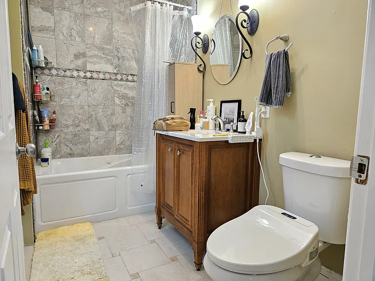 En-suite bathroom in master bedroom