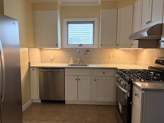 5th image of 296 Crestwood Ave Unit 1