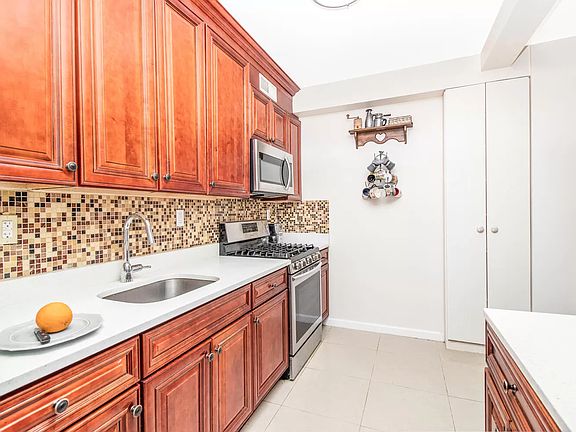 5th image of 9 Fordham Hill Oval APT 11D