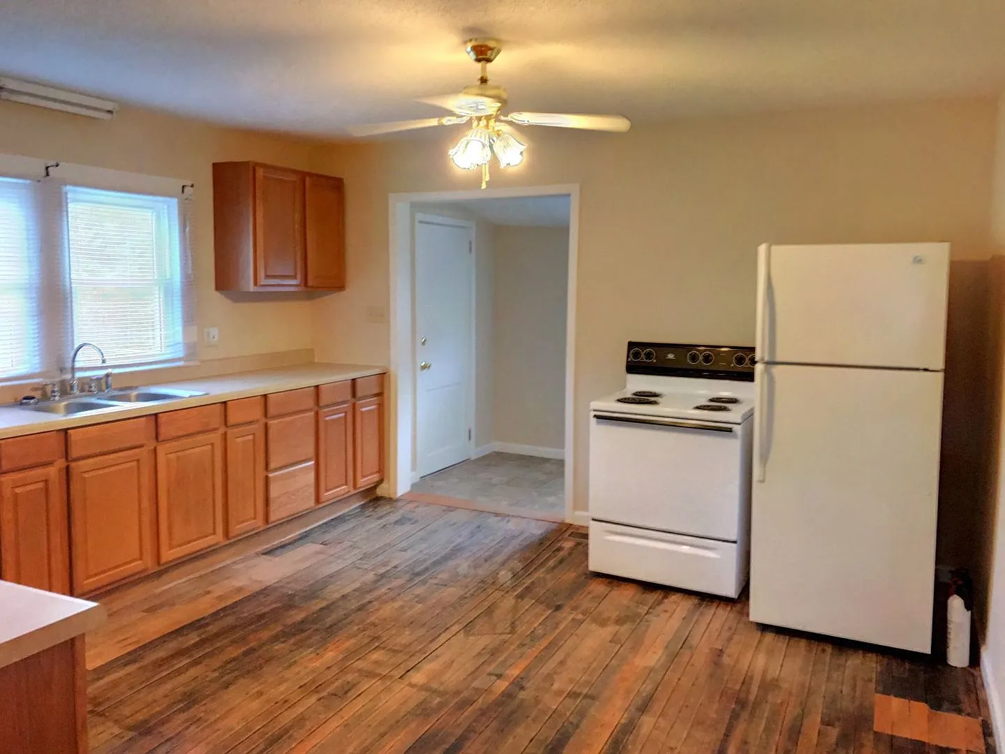 Adorable 2 Bed/1 Bath Bungalow Style Home - Move in Ready - Large Lot - Washer/Dryer Included — Photo 4