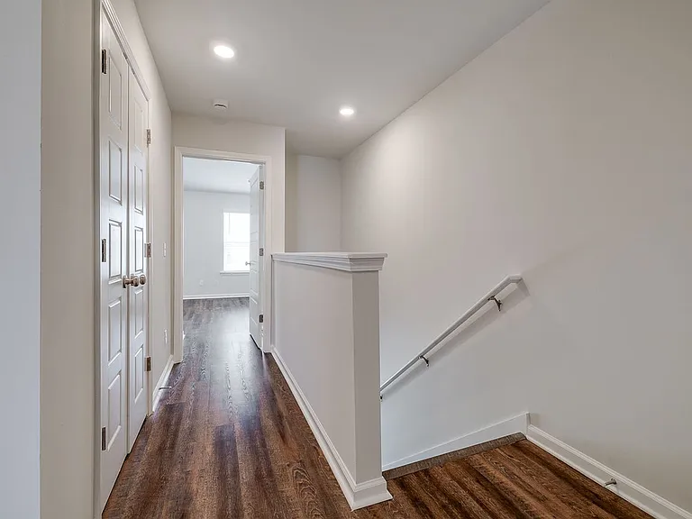 8 Red Robin Ct — Photo 4