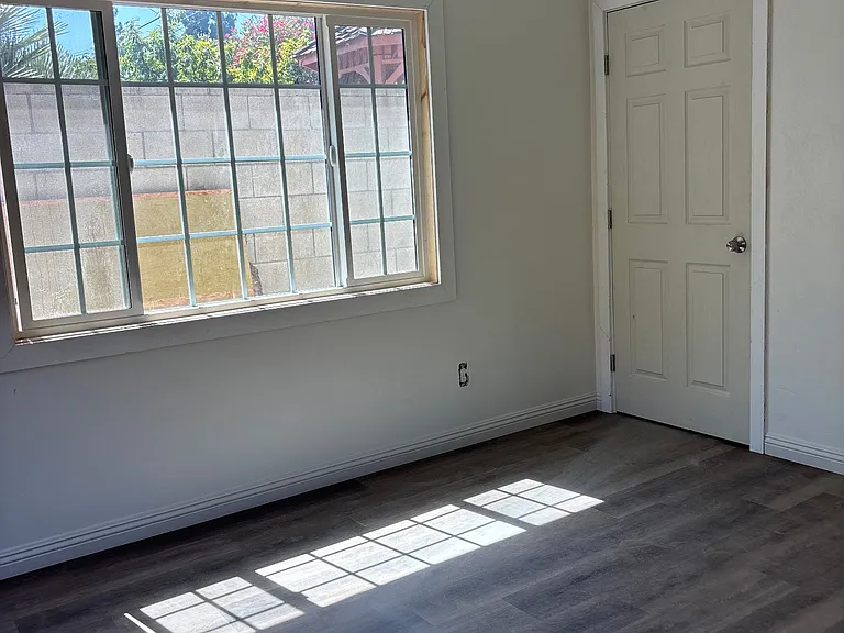 3847 Sycamore Ave — Photo 2