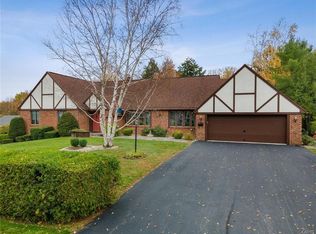 16 Laurelwood Rd, New Hartford, NY 13413