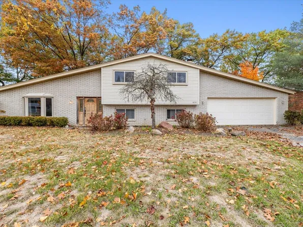 8090 Rene Dr, White Lake, MI 48386