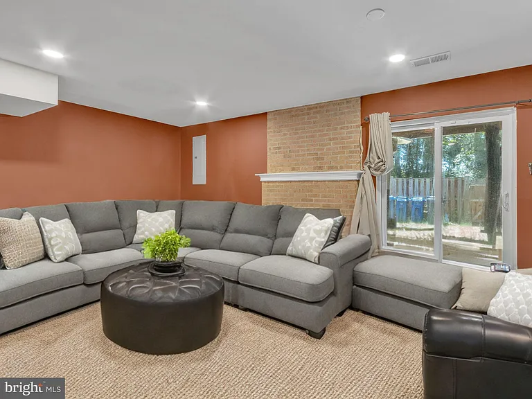 8247 Clifton Farm Ct — Photo 15