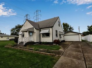 952 Pioneer Dr, North Tonawanda, NY 14120