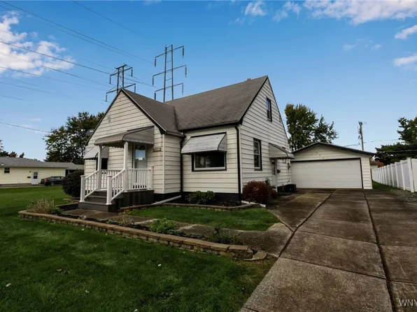 952 Pioneer Dr, North Tonawanda, NY 14120