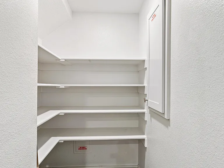537 Parkside Dr — Photo 14