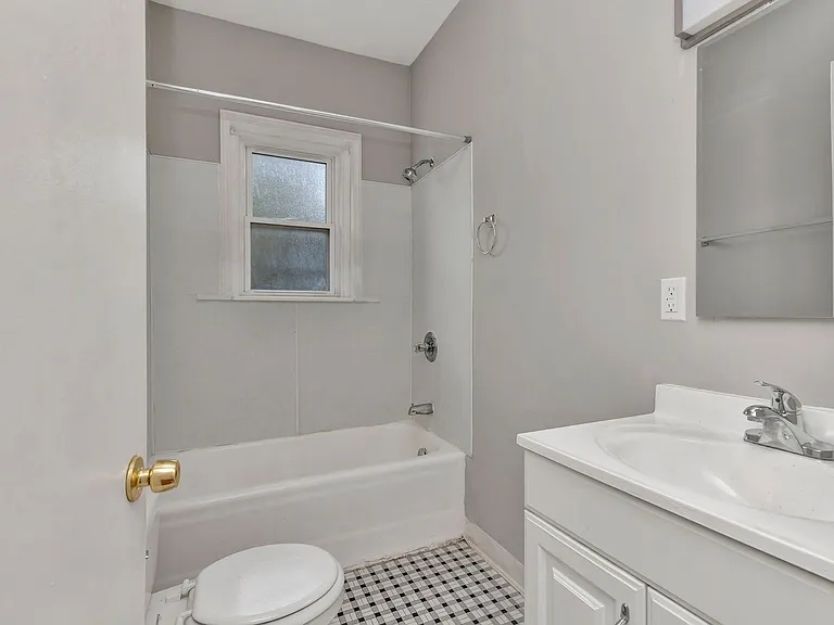 Historical Apartments l Oak St — Photo 33