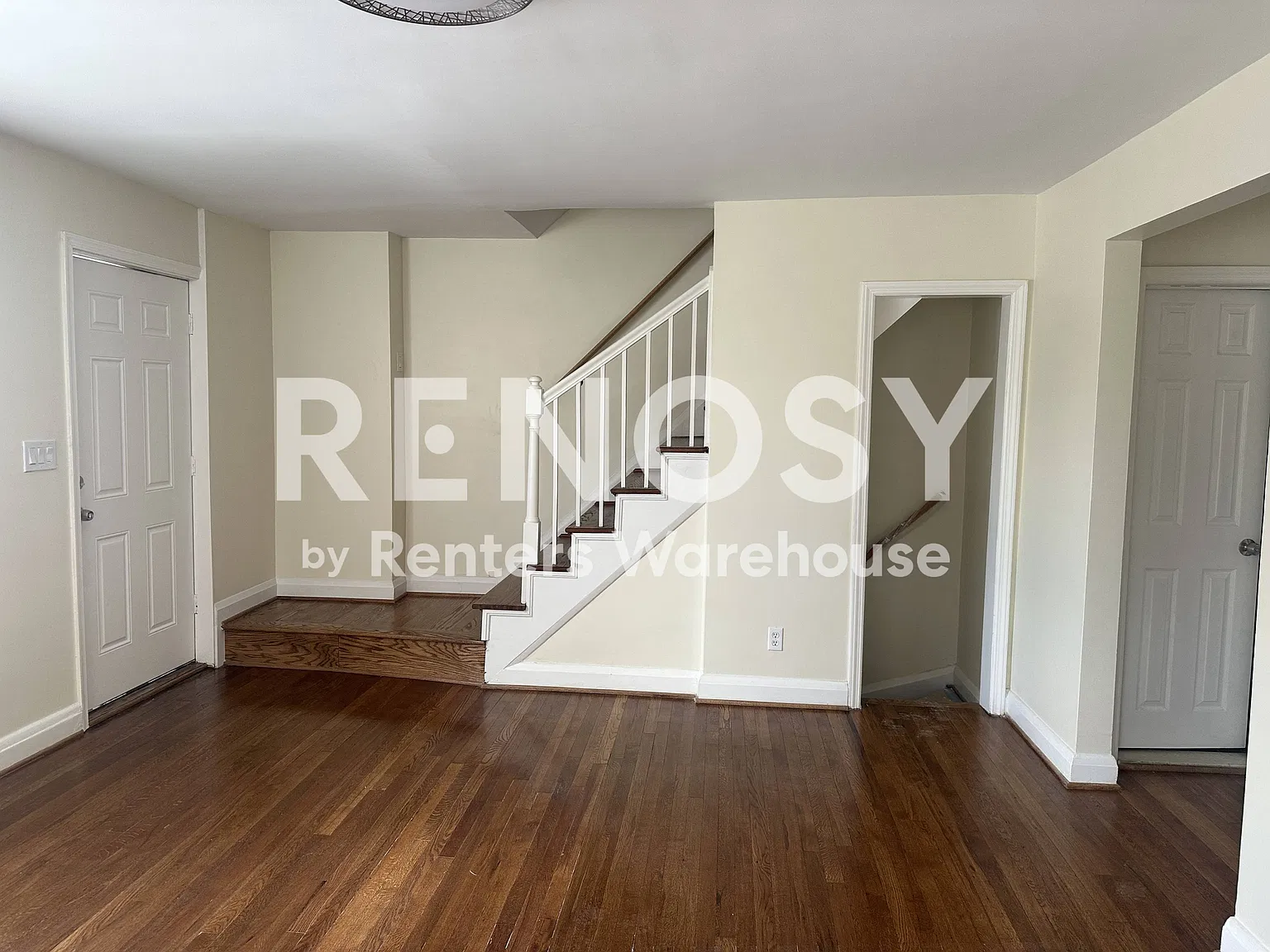 Just renoved 4BR 2.5 BA End Unit in Lake Walker — Photo 2