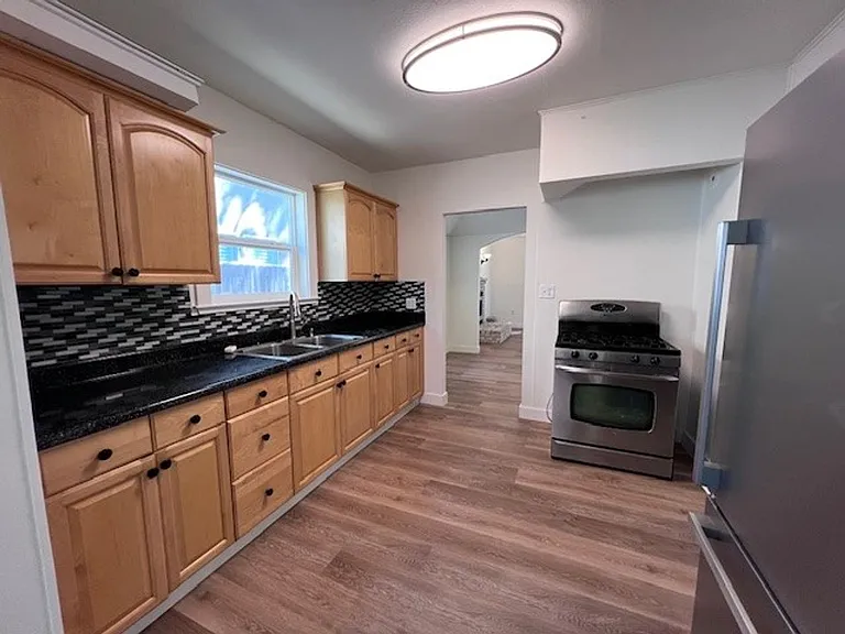 1829 Burnett Way — Photo 10
