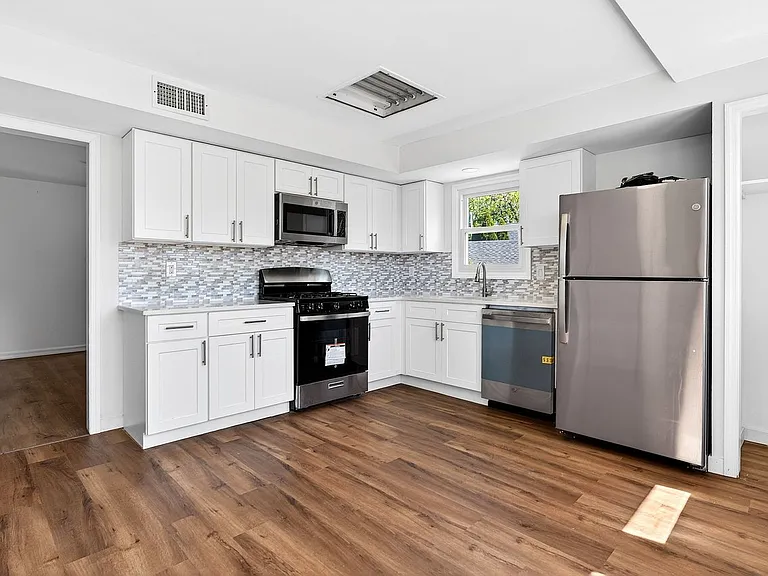 290-92 Louis St #1 — Photo 2