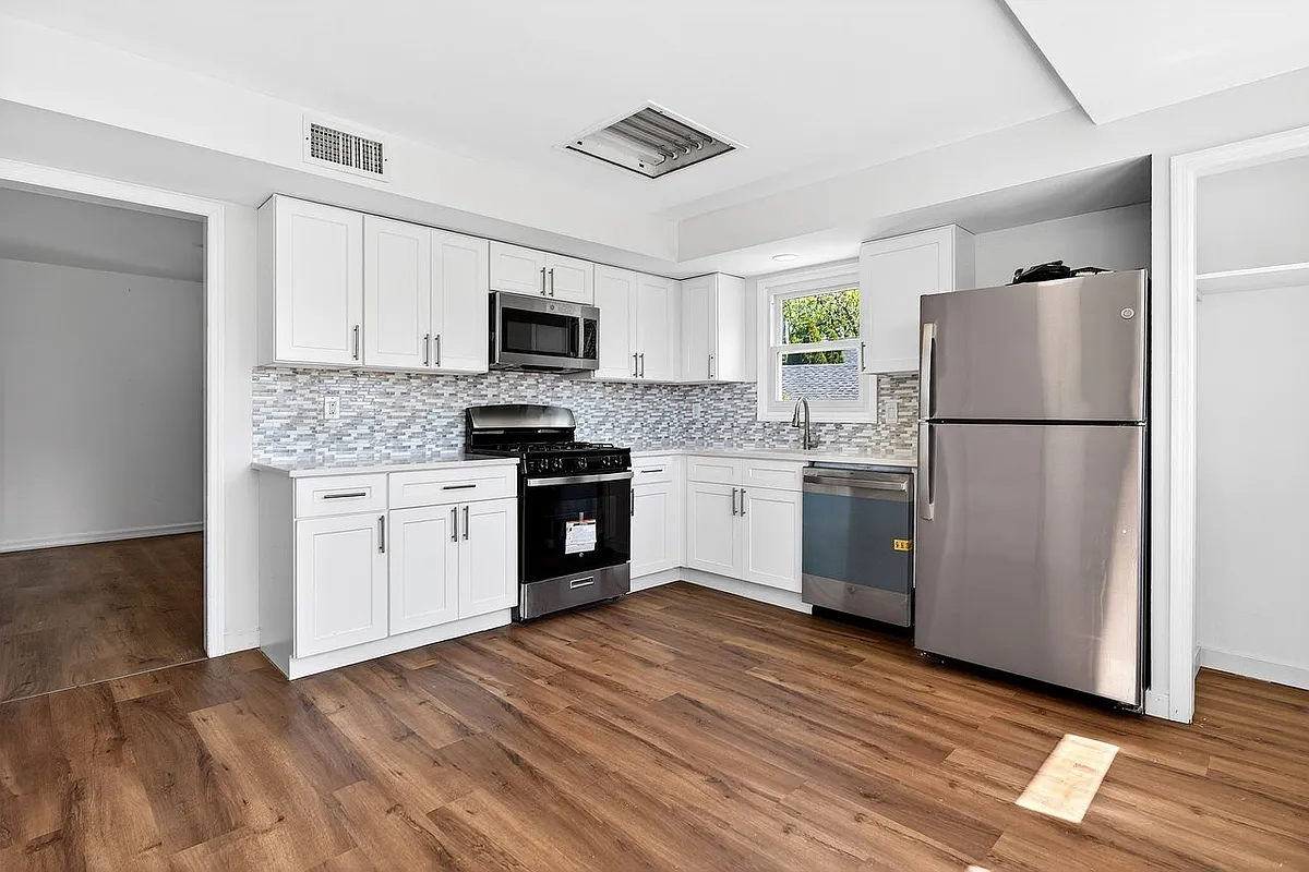 Building Photo - 290-92 Louis St #1