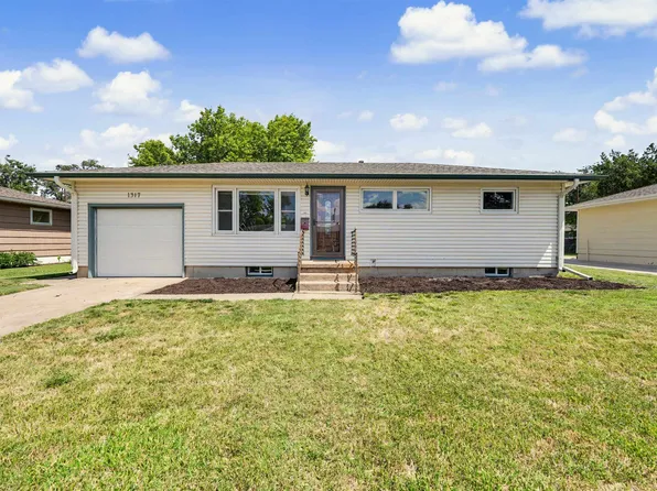1317 Indian Rock Ln, Salina, KS 67401