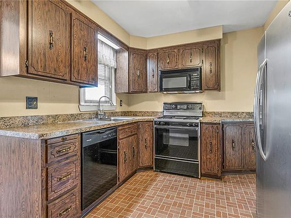 5th image of 922 E 218th St