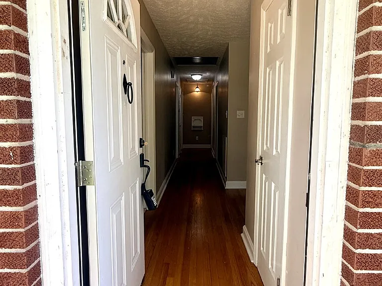 1914 Cherokee Dr — Photo 2