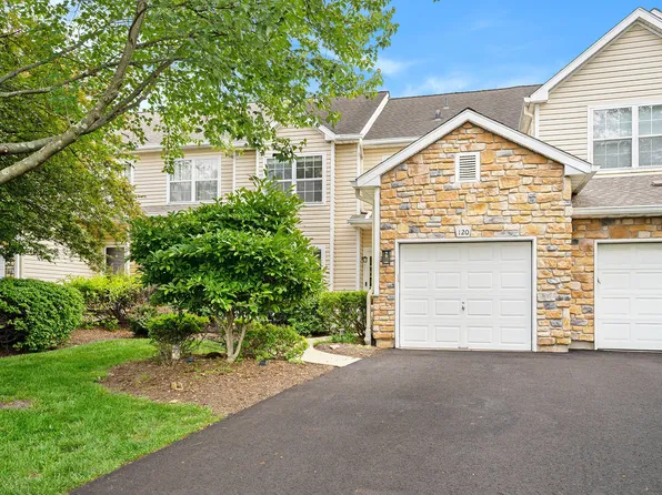120 Medinah Dr, Blue Bell, PA 19422