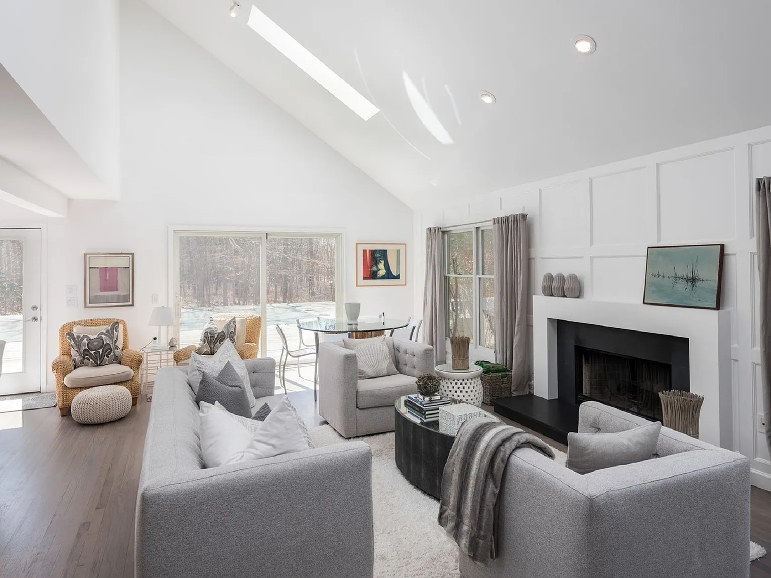 Charming Saltbox in Wainscott — Photo 2