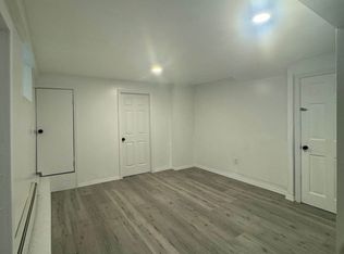 589 Providence St APT 1, Warwick, RI 02886