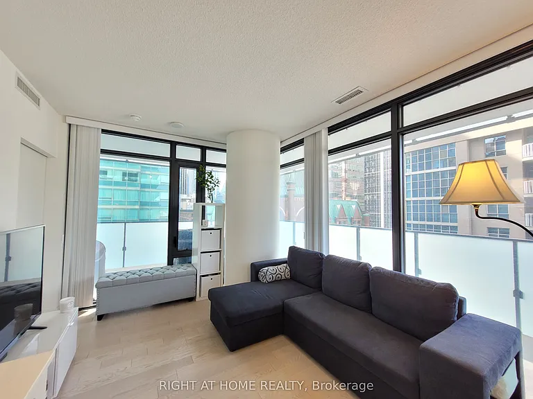25 Richmond St E #912 — Photo 3
