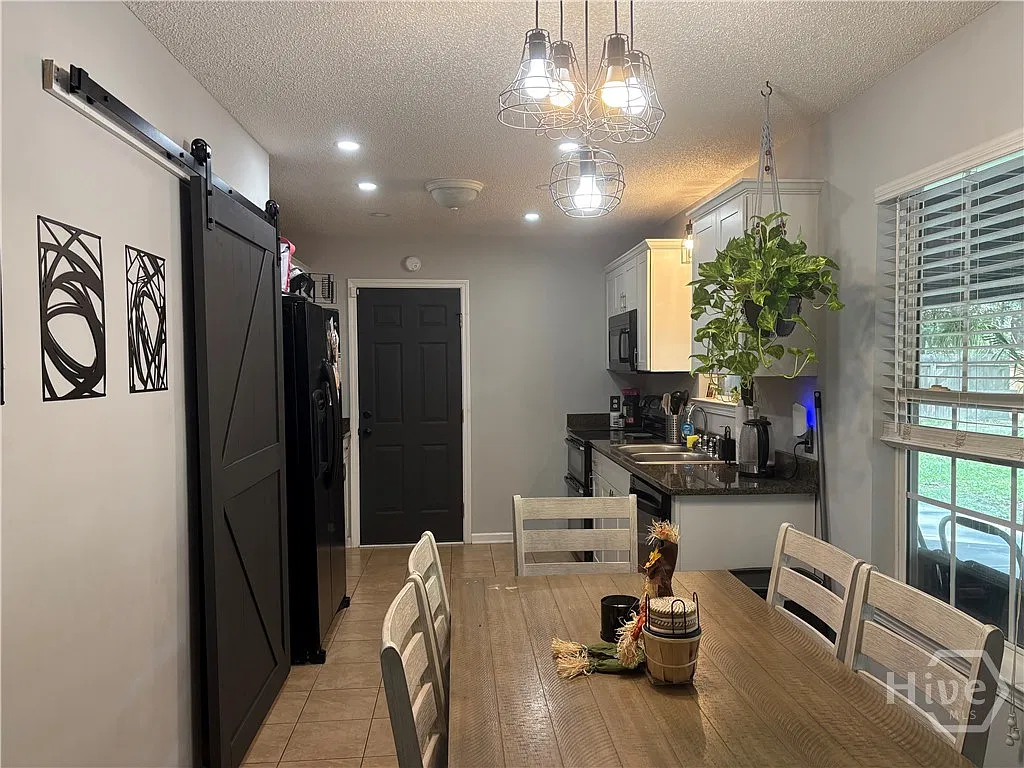 3 bed, 2.0 bath, 1131 sqft, $1,800 — Photo 4