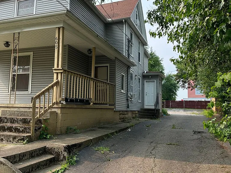 605 E Buchtel Ave — Photo 3