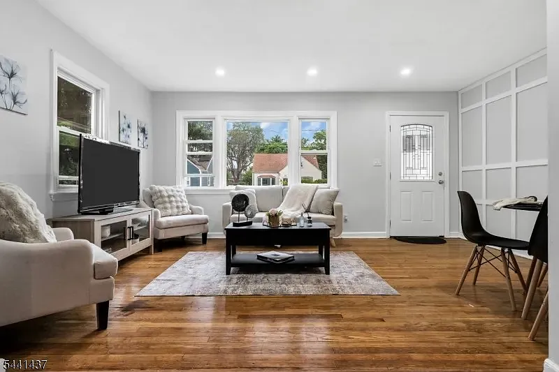 4 bed, 2.5 bath, 1600 sqft, $3,500 — Photo 3