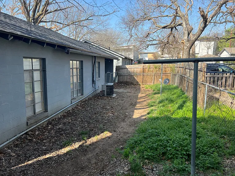 2300 W Hickory St — Photo 32