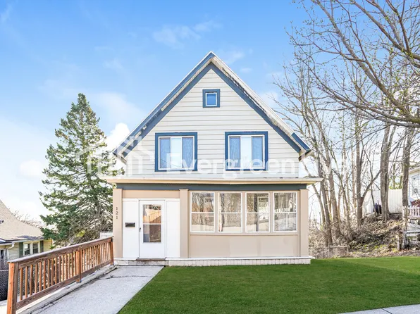 121 4th St, Waukesha, WI 53188