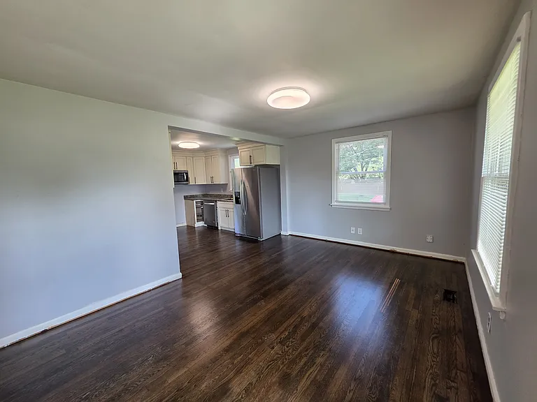 5025 Madeline Dr — Photo 2