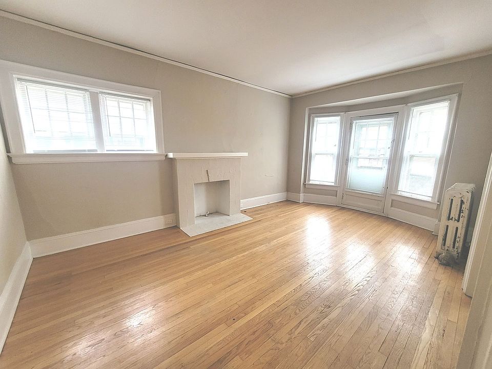 1st image of 2549 N Lake Dr APT 9