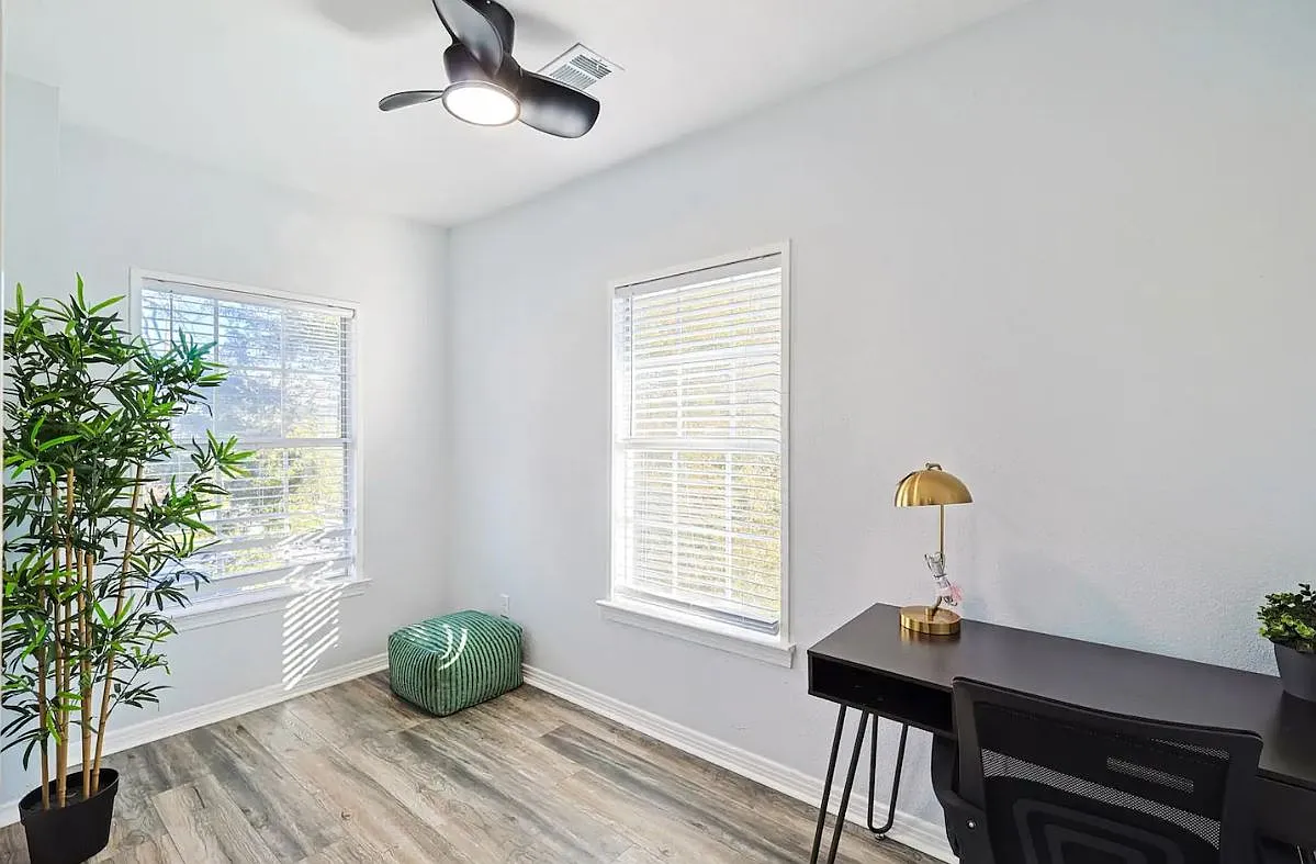 5 bed, 3.5 bath, 2440 sqft, $5,000 — Photo 2