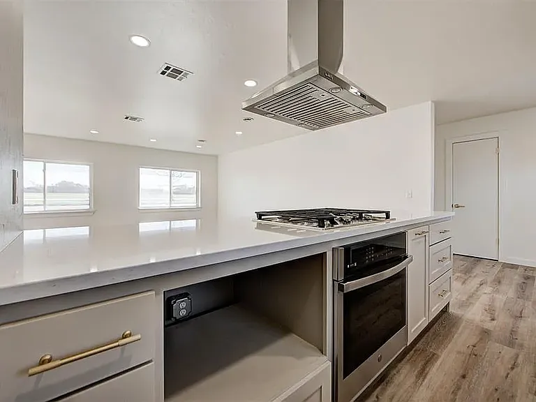 1605 S Broadway Ave — Photo 13